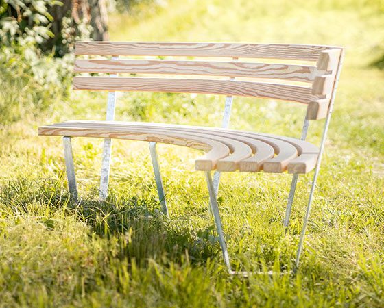 Eine Holzbank rund, schön und farbenfroh